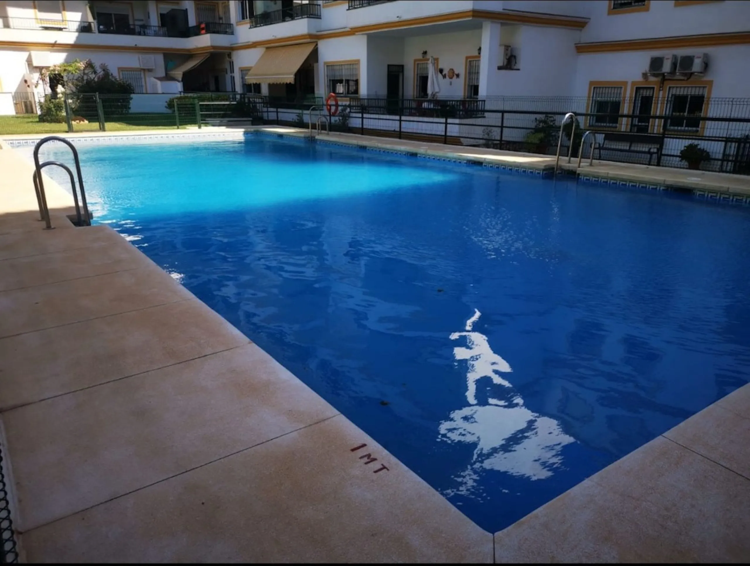 Lovely three bedroom two bathroom ground floor apartment located in the popular La Cala de Mijas. Very convenient for beach lovers, with only 250 meters walking distance from the beautiful beaches of La Cala.