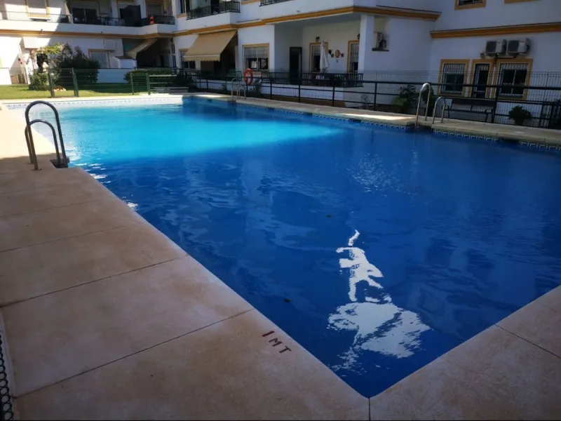 Lovely three bedroom two bathroom ground floor apartment located in the popular La Cala de Mijas. Very convenient for beach lovers, with only 250 meters walking distance from the beautiful beaches of La Cala.