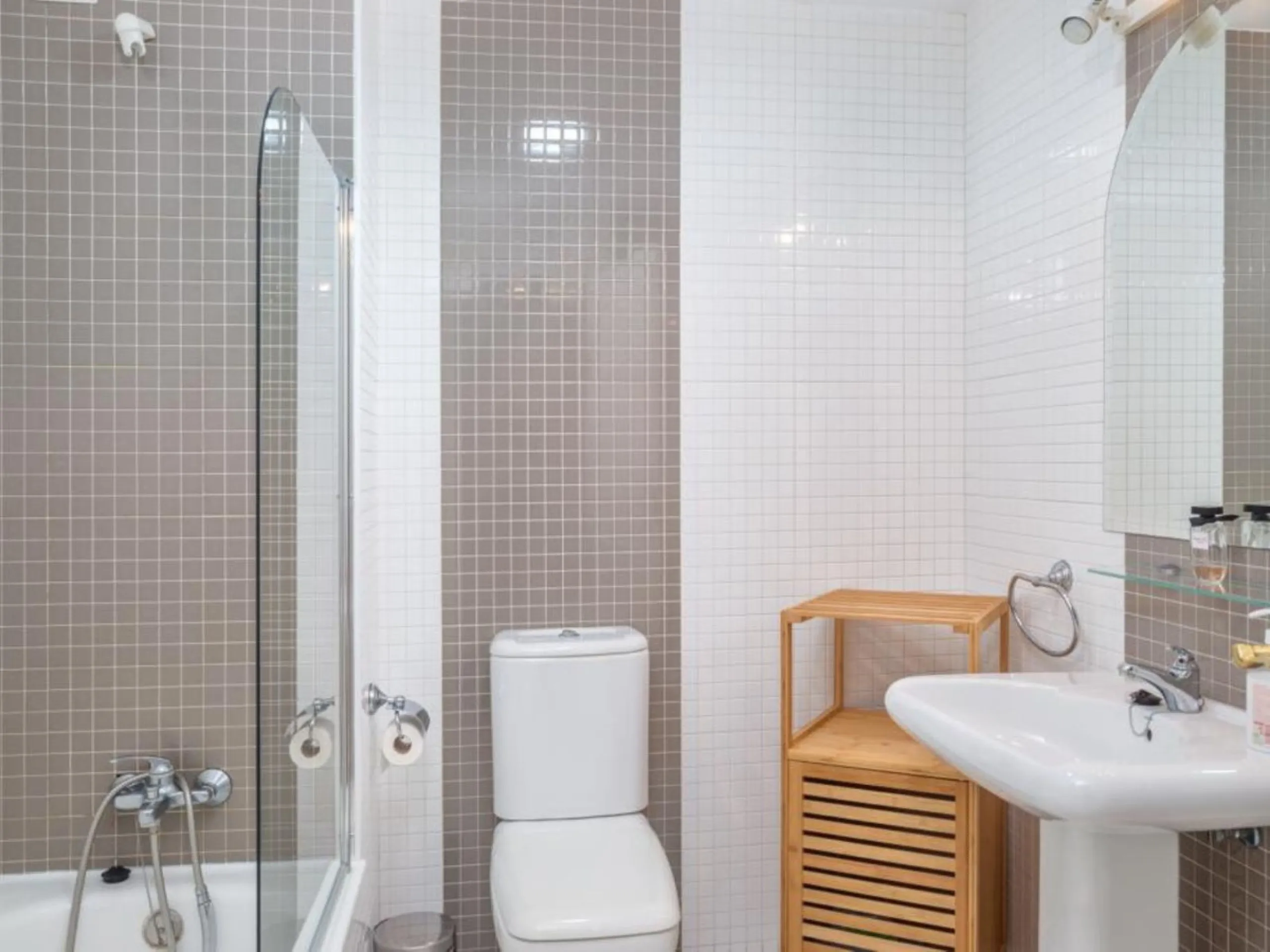 APARTMENT FOR SALE WITH RELIABLE TENANT.