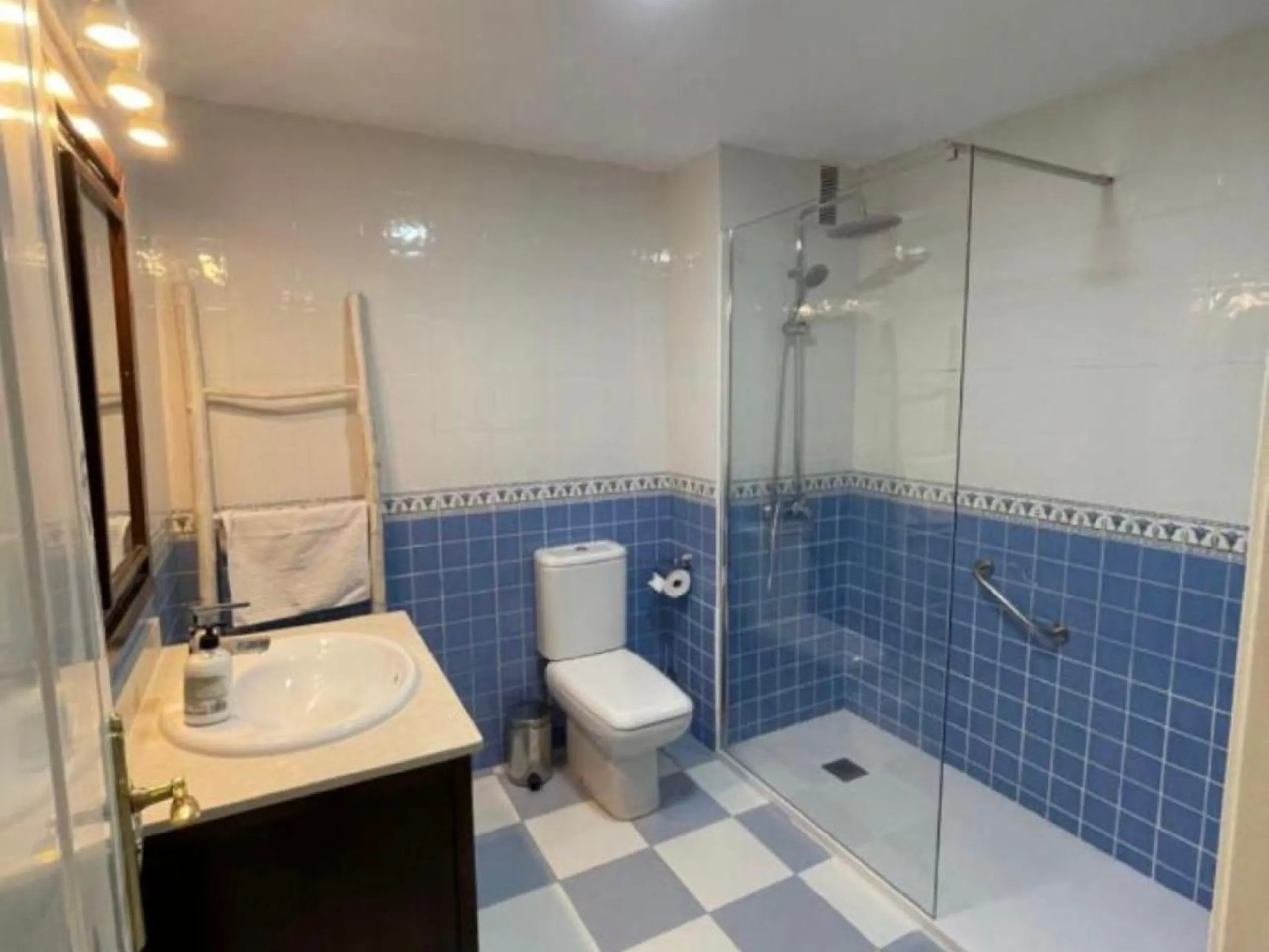 APARTMENT FOR SALE WITH RELIABLE TENANT.