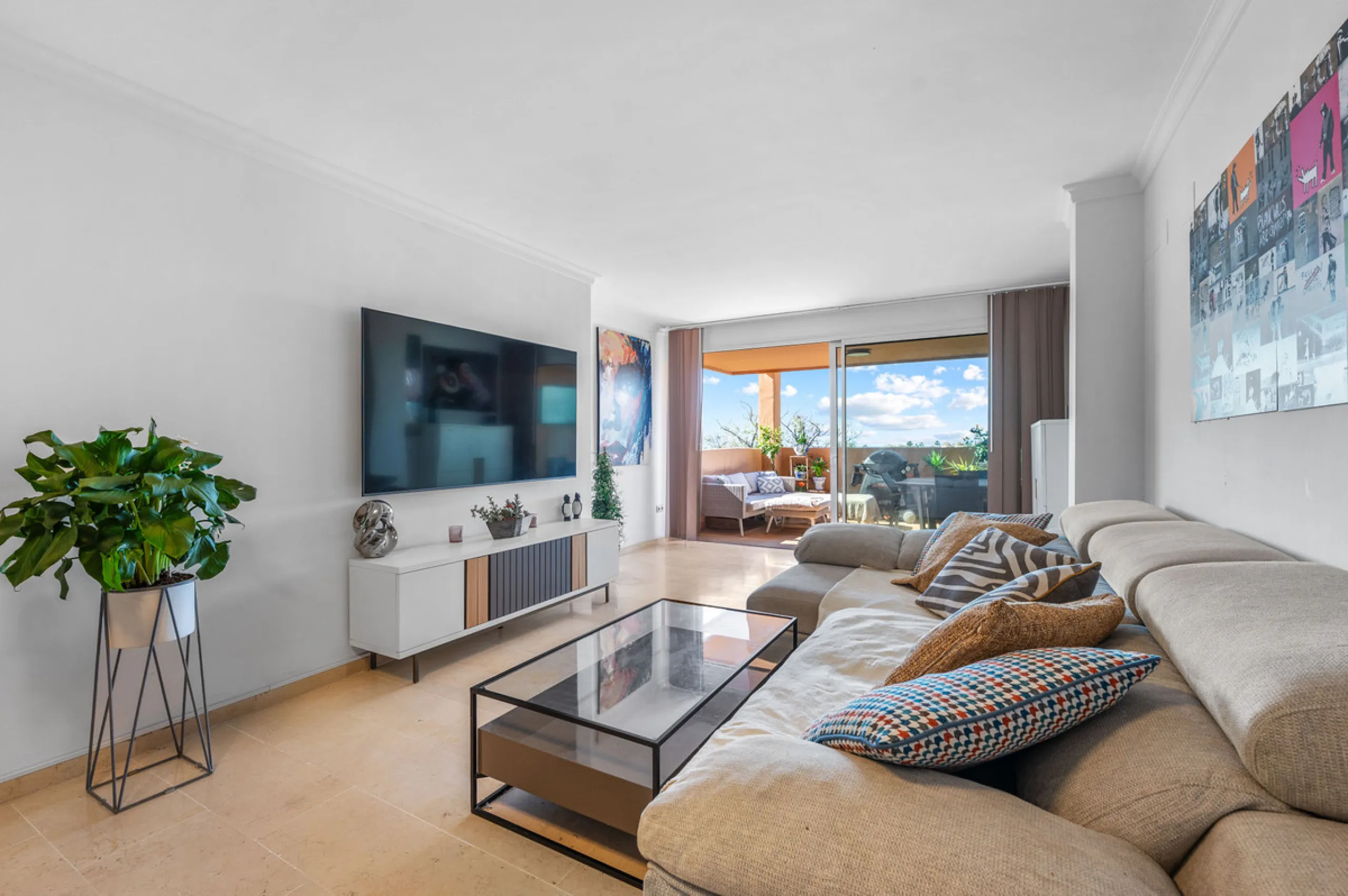 This bright two-bedroom, two-bathroom apartment is located in the well-maintained