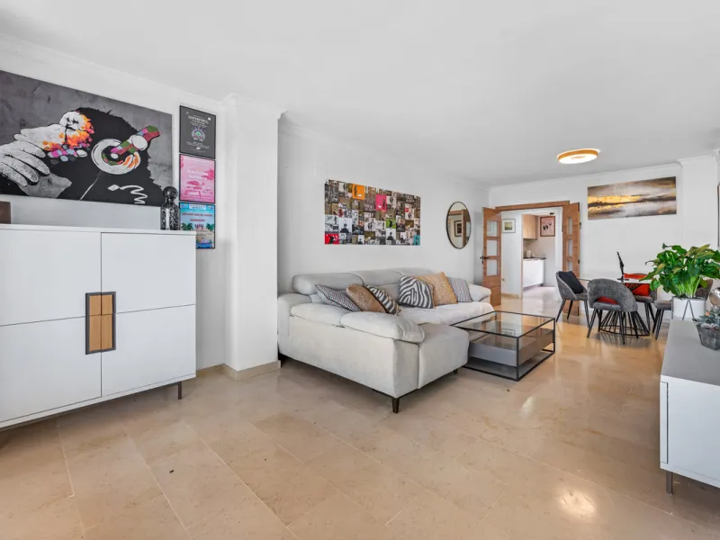This bright two-bedroom, two-bathroom apartment is located in the well-maintained