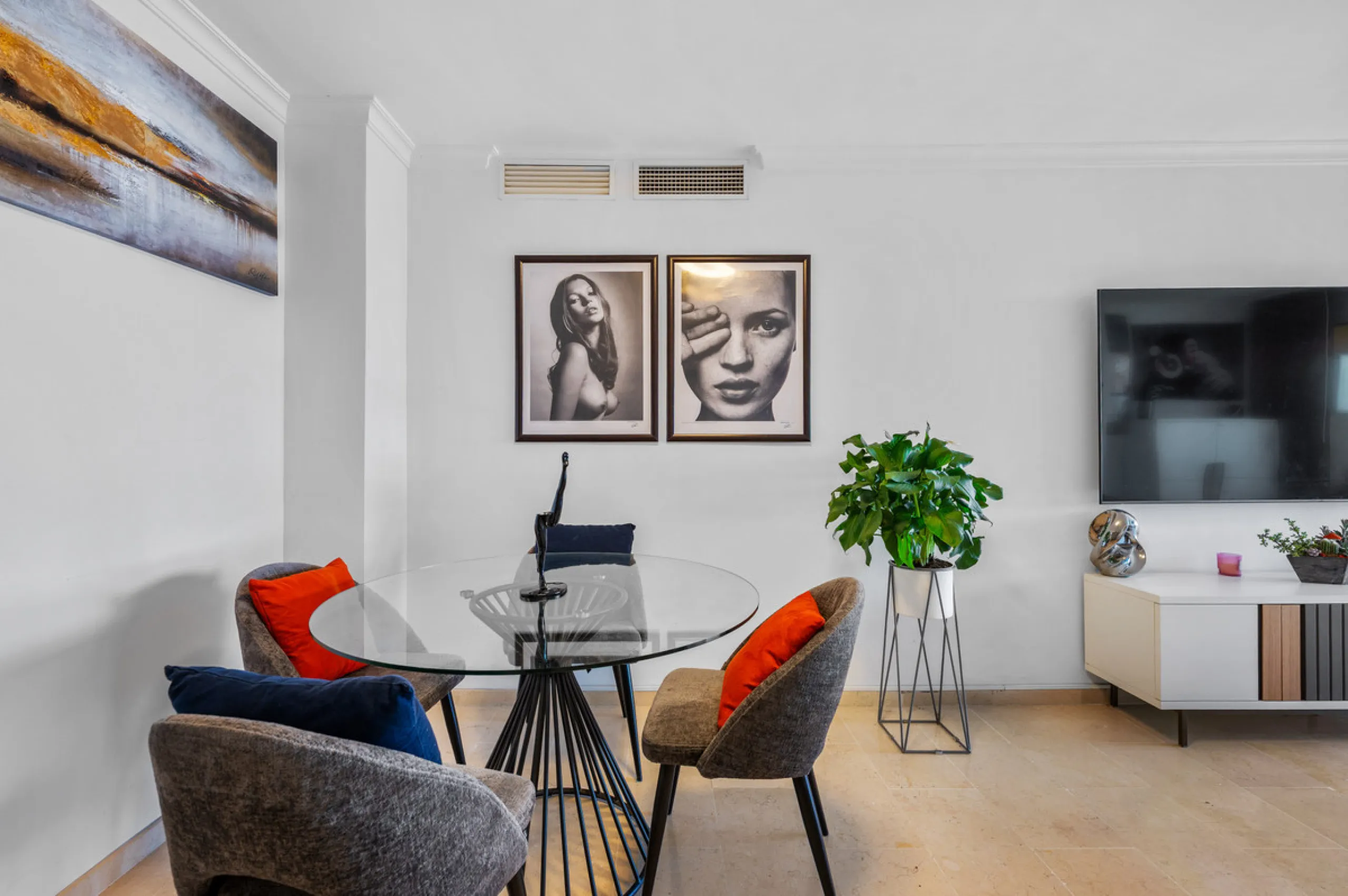 This bright two-bedroom, two-bathroom apartment is located in the well-maintained