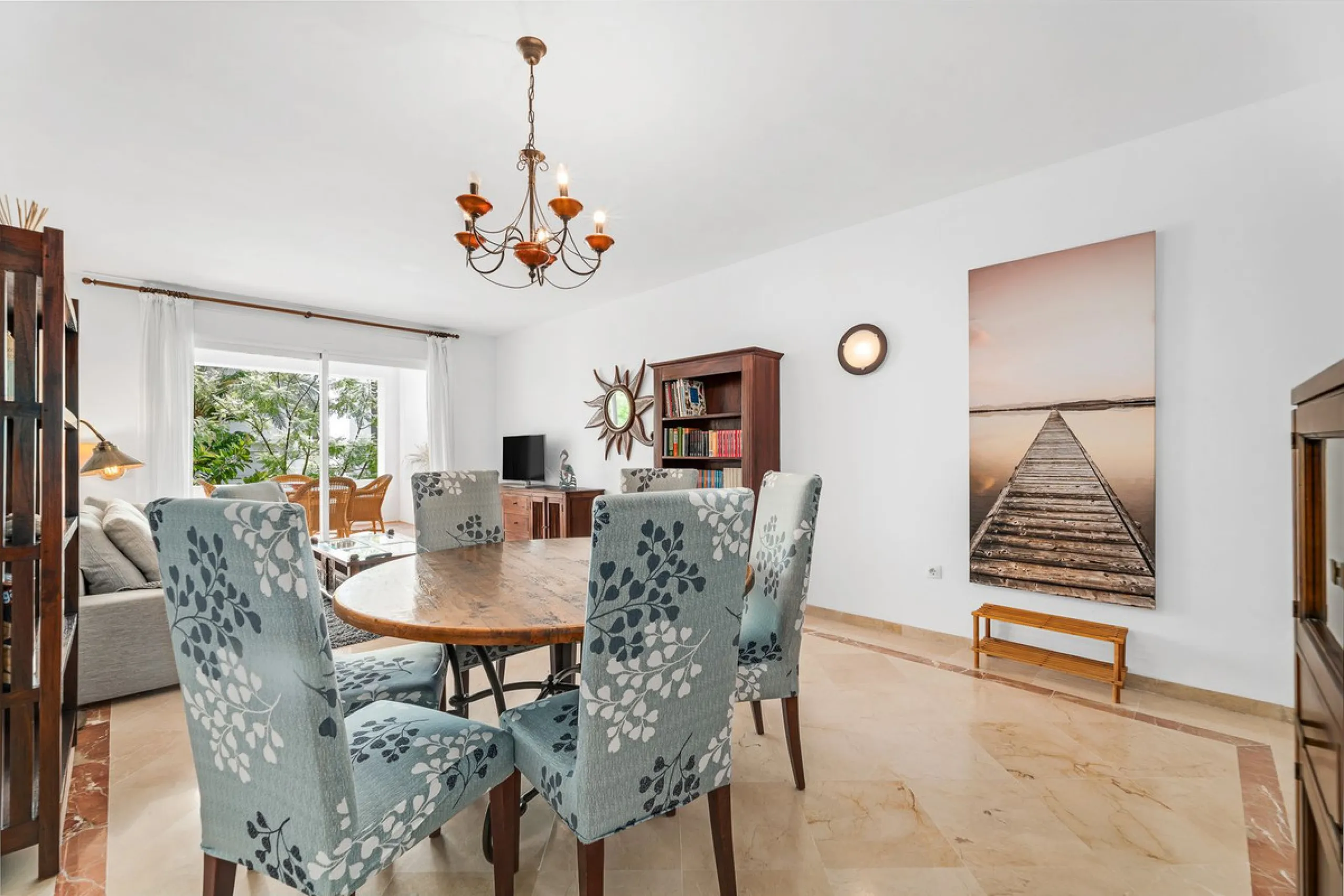 Apartment - Middle Floor Apartment в продаже в Estepona, Málaga. В доме 2 спален и 2 ванных комнат. Площадь дома 85 м²
