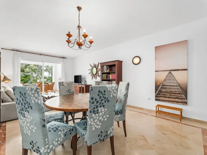 Apartment - Middle Floor Apartment в продаже в Estepona, Málaga. В доме 2 спален и 2 ванных комнат. Площадь дома 85 м²