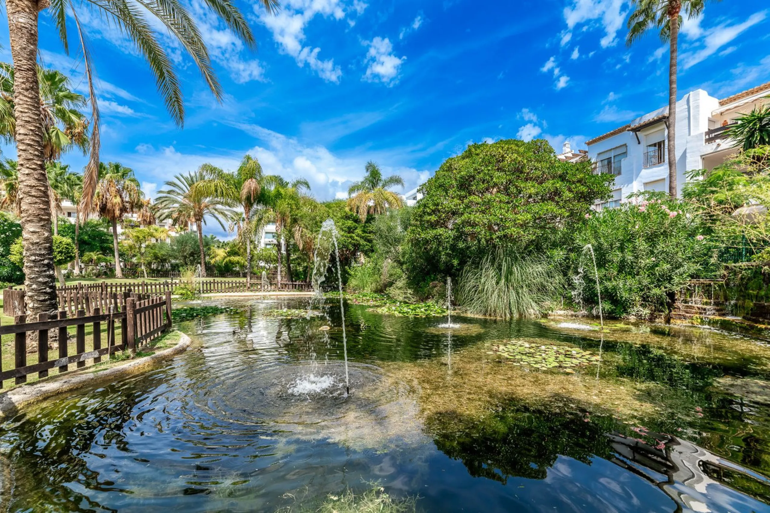 Apartment - Middle Floor Apartment в продаже в Estepona, Málaga. В доме 2 спален и 2 ванных комнат. Площадь дома 85 м²