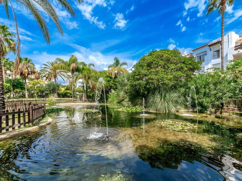Apartment - Middle Floor Apartment в продаже в Estepona, Málaga. В доме 2 спален и 2 ванных комнат. Площадь дома 85 м²