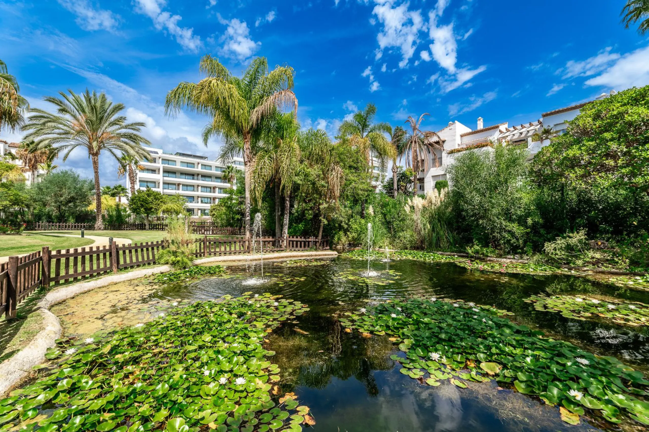 Apartment - Middle Floor Apartment в продаже в Estepona, Málaga. В доме 2 спален и 2 ванных комнат. Площадь дома 85 м²
