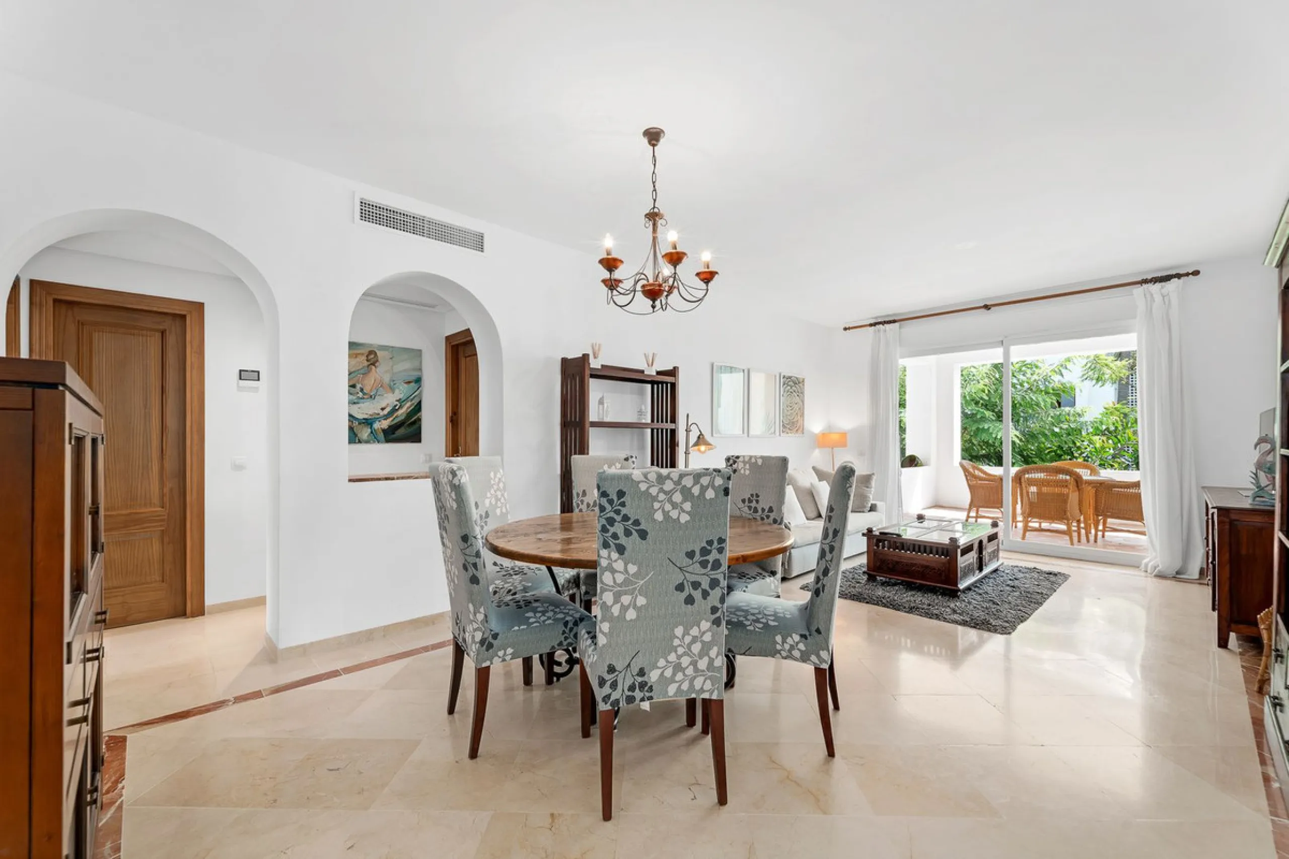 Apartment - Middle Floor Apartment в продаже в Estepona, Málaga. В доме 2 спален и 2 ванных комнат. Площадь дома 85 м²
