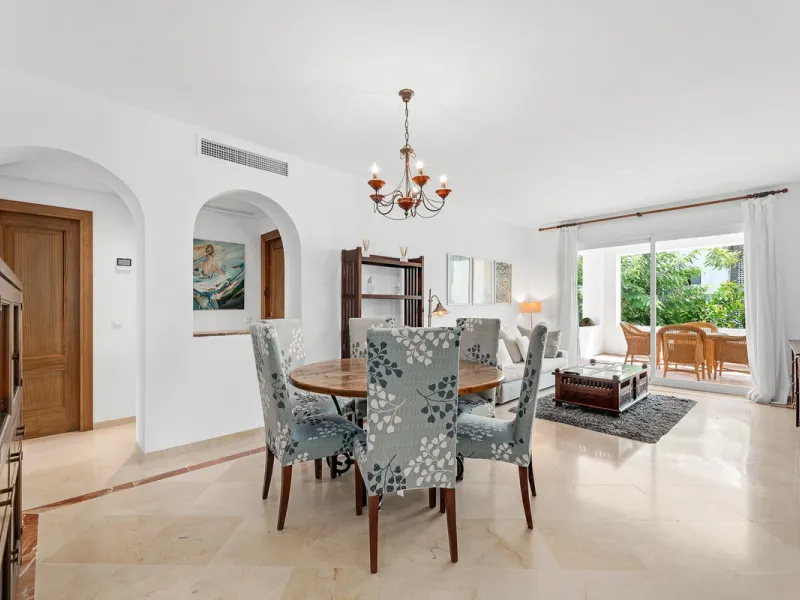 Apartment - Middle Floor Apartment в продаже в Estepona, Málaga. В доме 2 спален и 2 ванных комнат. Площадь дома 85 м²