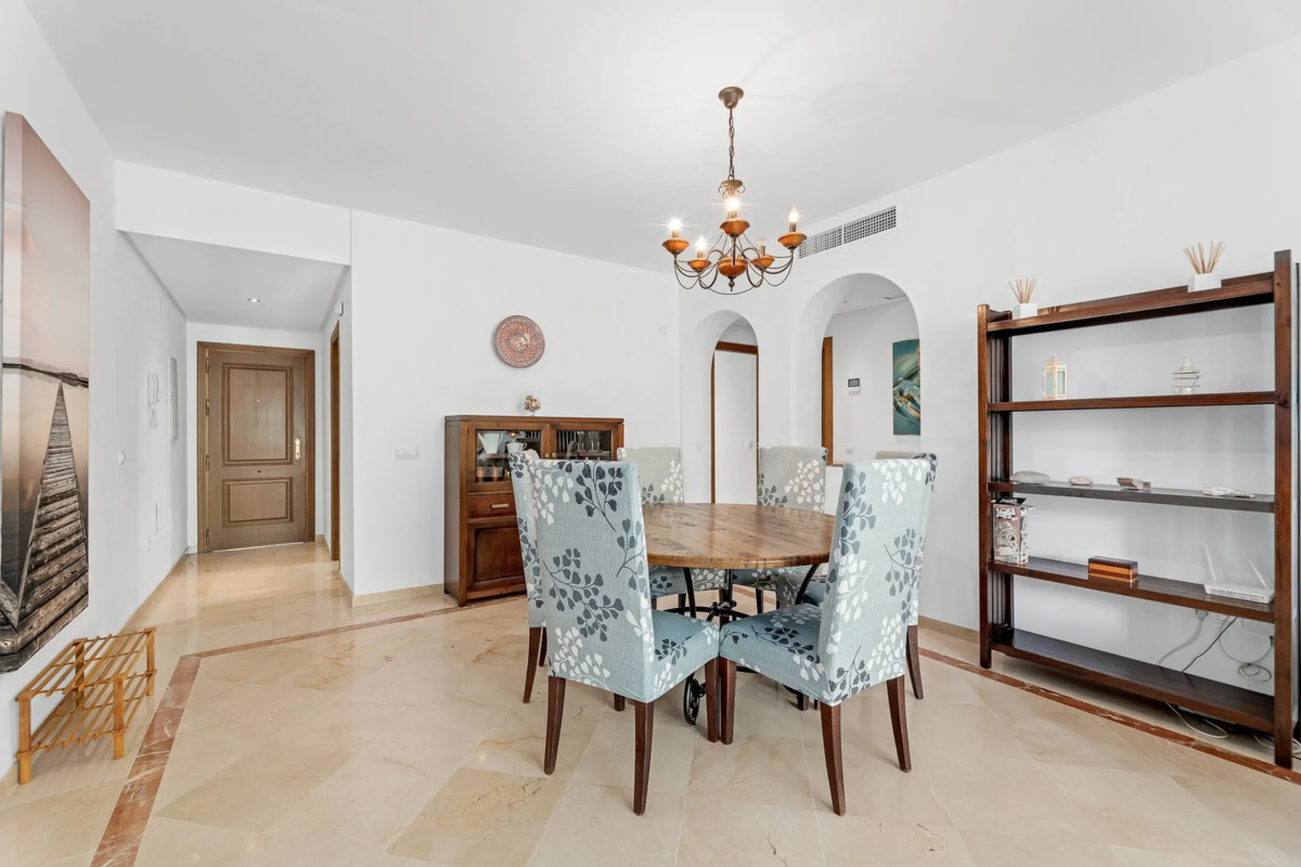 Apartment - Middle Floor Apartment в продаже в Estepona, Málaga. В доме 2 спален и 2 ванных комнат. Площадь дома 85 м²