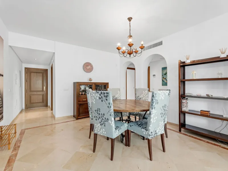 Apartment - Middle Floor Apartment в продаже в Estepona, Málaga. В доме 2 спален и 2 ванных комнат. Площадь дома 85 м²