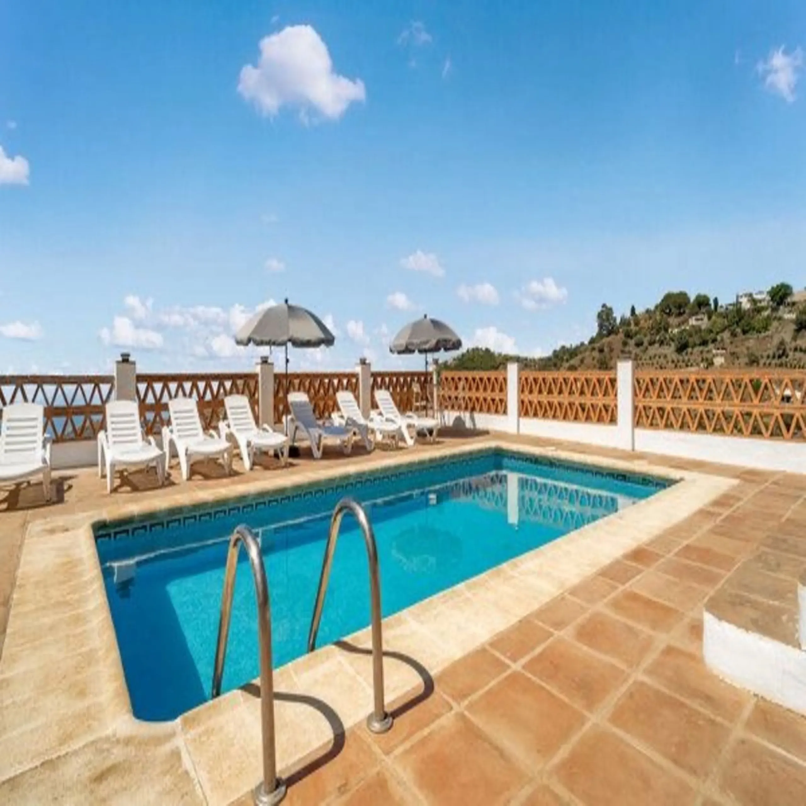 House - Finca - Cortijo в продаже в Torrox, Málaga. В доме 3 спален и 2 ванных комнат. Площадь дома 120 м². Площадь участка 400 м²