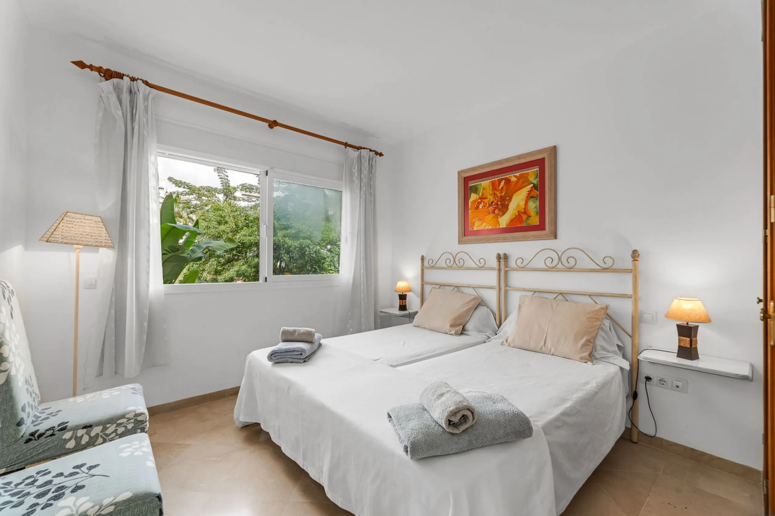 Apartment - Middle Floor Apartment в продаже в Estepona, Málaga. В доме 2 спален и 2 ванных комнат. Площадь дома 85 м²