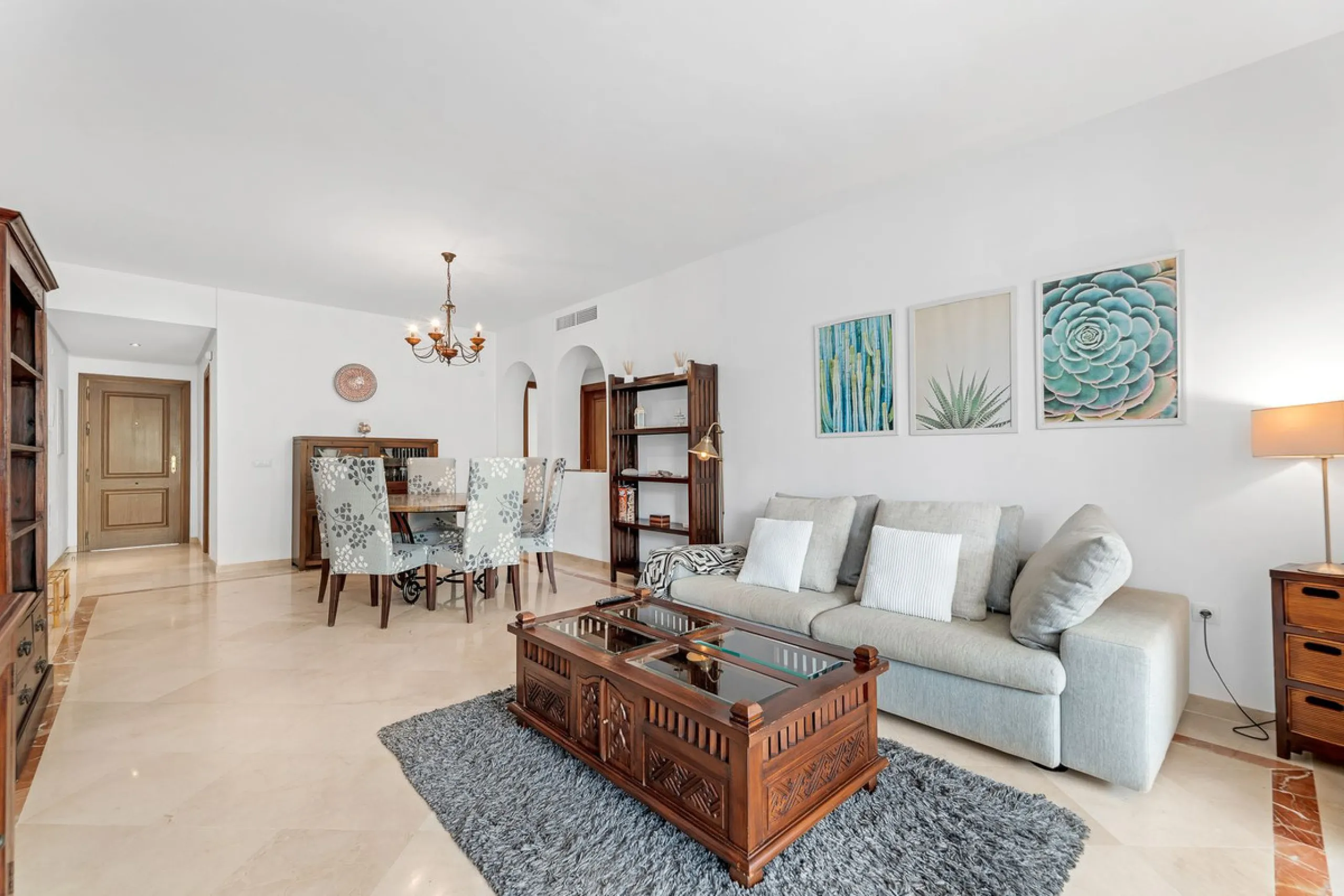 Apartment - Middle Floor Apartment в продаже в Estepona, Málaga. В доме 2 спален и 2 ванных комнат. Площадь дома 85 м²