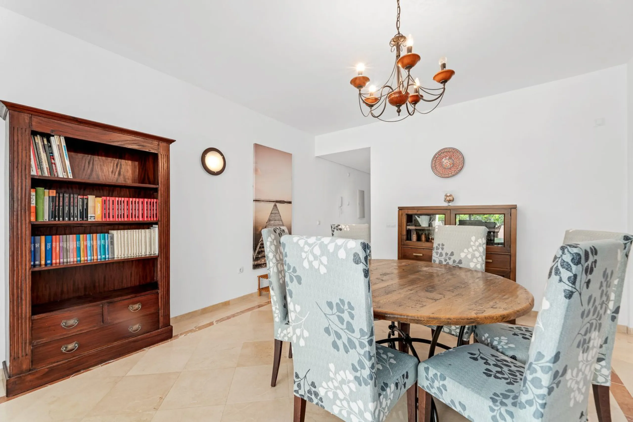 Apartment - Middle Floor Apartment в продаже в Estepona, Málaga. В доме 2 спален и 2 ванных комнат. Площадь дома 85 м²