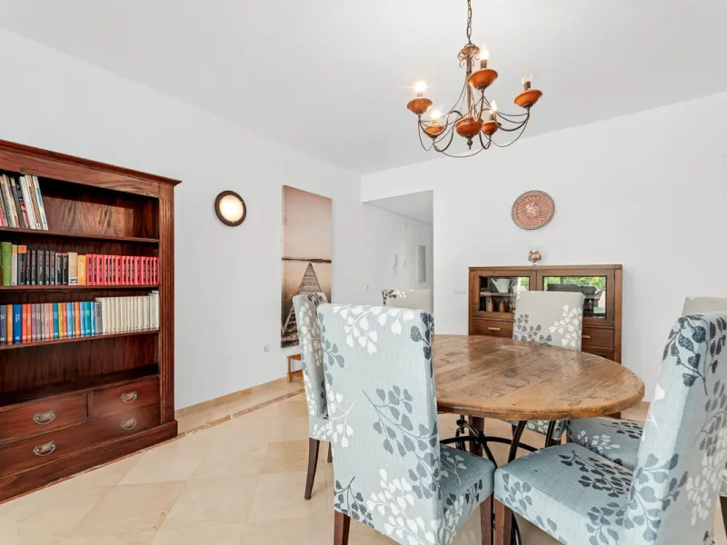 Apartment - Middle Floor Apartment в продаже в Estepona, Málaga. В доме 2 спален и 2 ванных комнат. Площадь дома 85 м²
