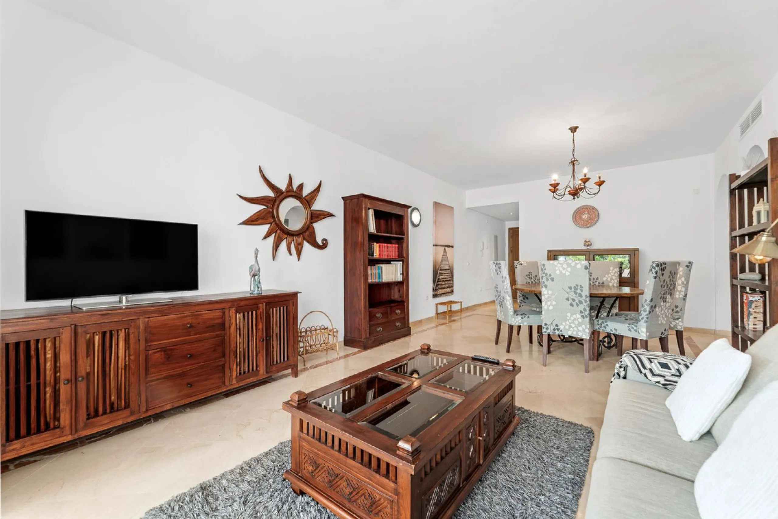 Apartment - Middle Floor Apartment в продаже в Estepona, Málaga. В доме 2 спален и 2 ванных комнат. Площадь дома 85 м²