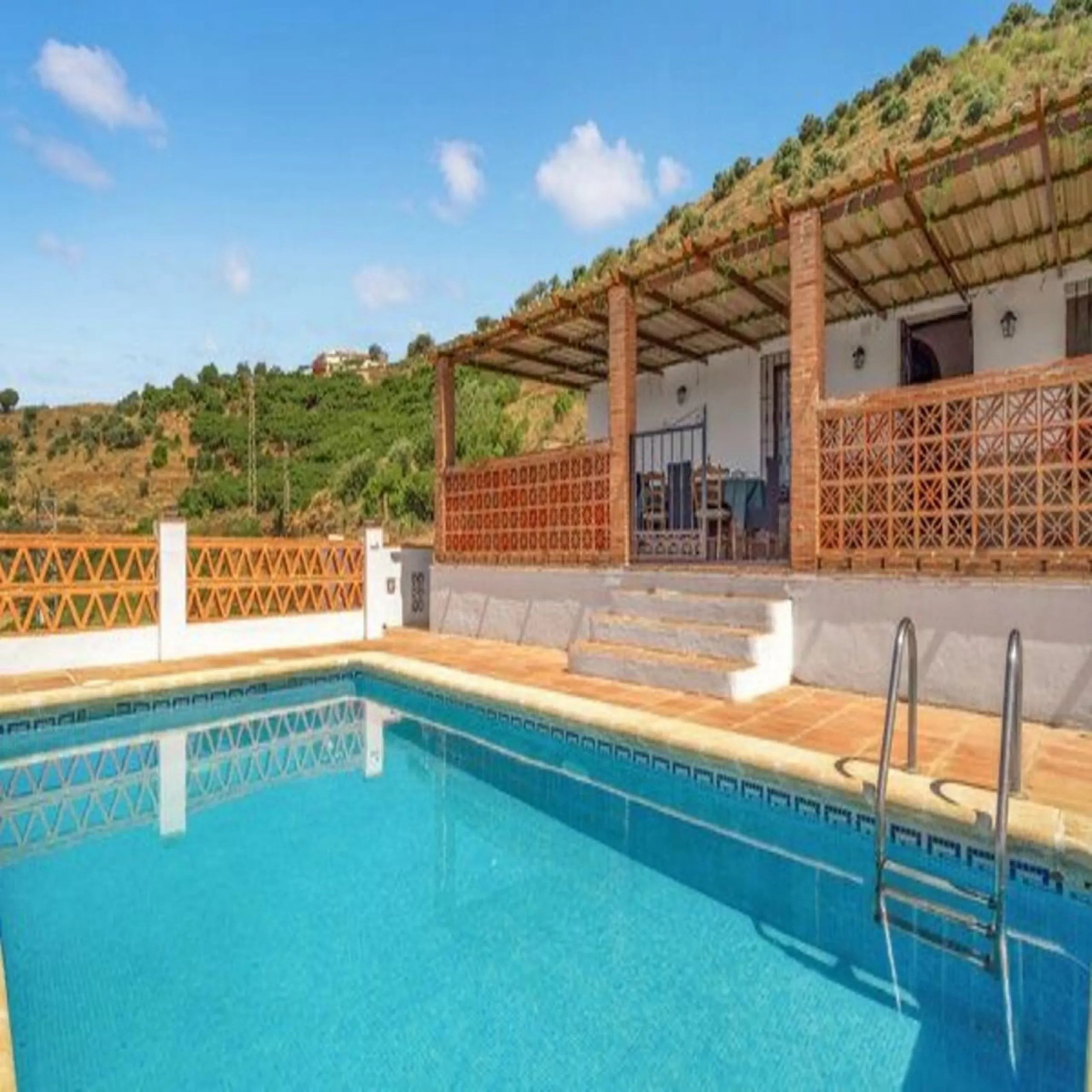 House - Finca - Cortijo в продаже в Torrox, Málaga. В доме 3 спален и 2 ванных комнат. Площадь дома 120 м². Площадь участка 400 м²