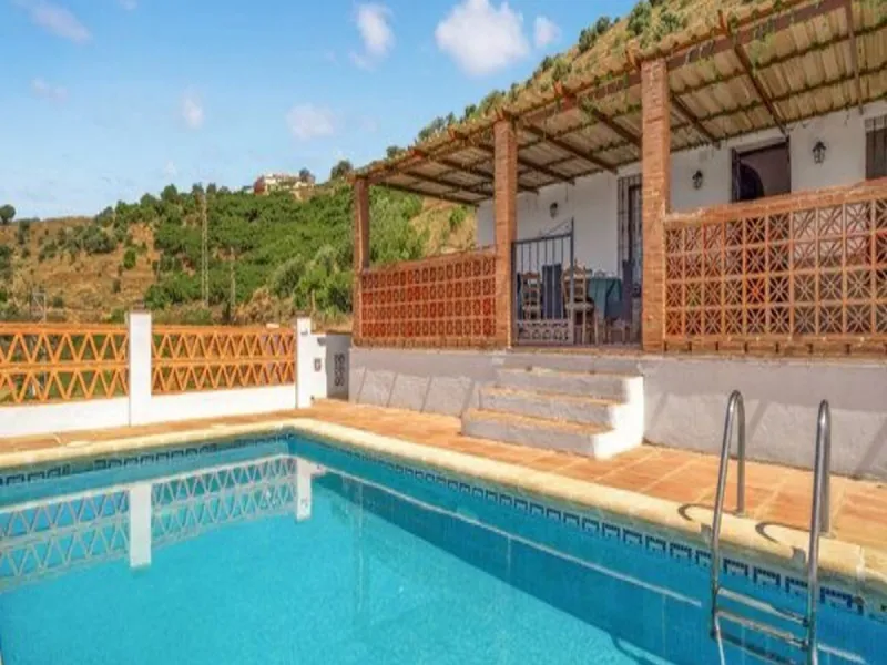 House - Finca - Cortijo в продаже в Torrox, Málaga. В доме 3 спален и 2 ванных комнат. Площадь дома 120 м². Площадь участка 400 м²