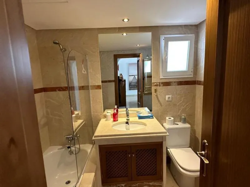 Apartment - Middle Floor Apartment в продаже в Estepona, Málaga. В доме 2 спален и 2 ванных комнат. Площадь дома 85 м²