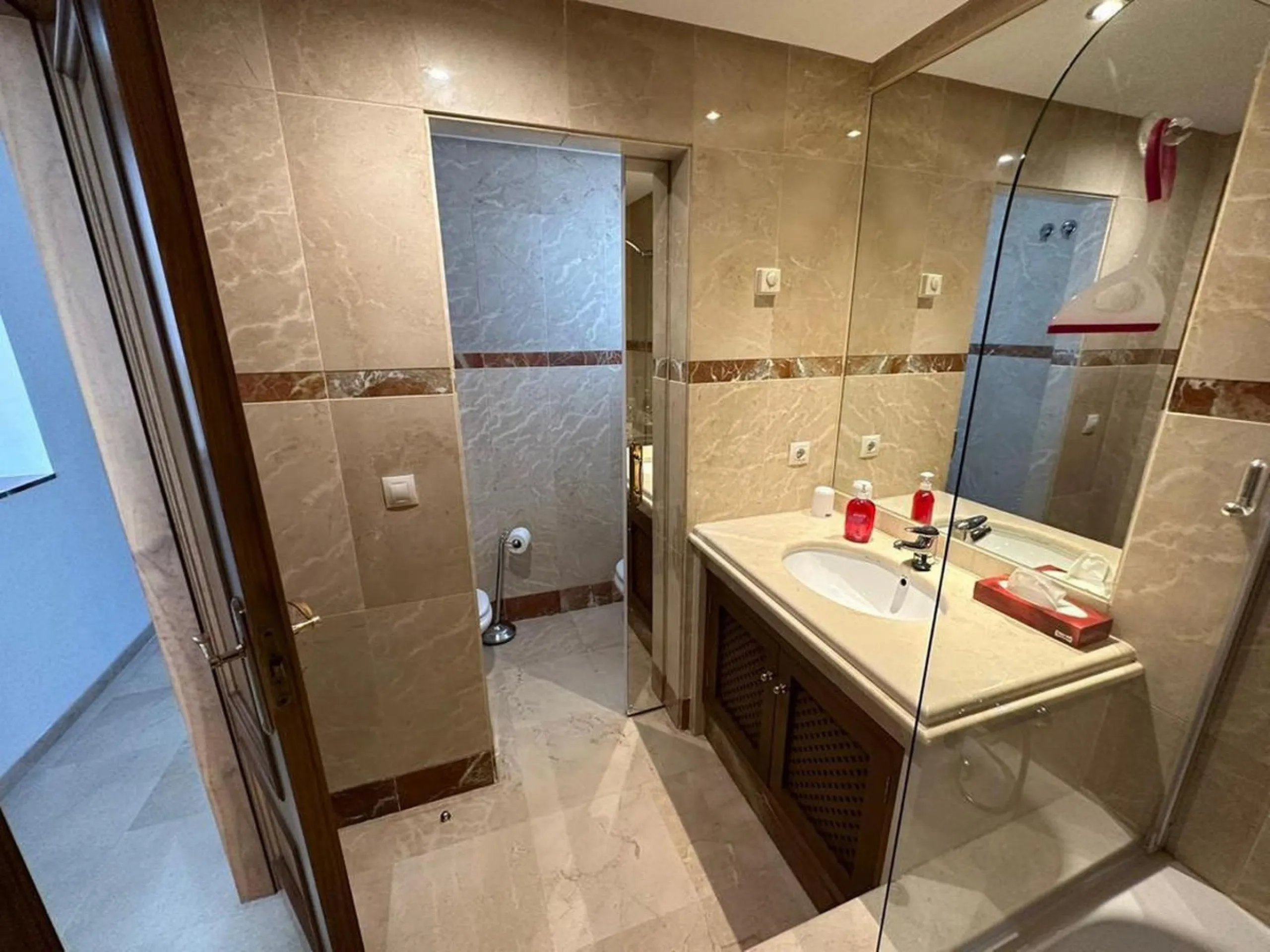 Apartment - Middle Floor Apartment в продаже в Estepona, Málaga. В доме 2 спален и 2 ванных комнат. Площадь дома 85 м²
