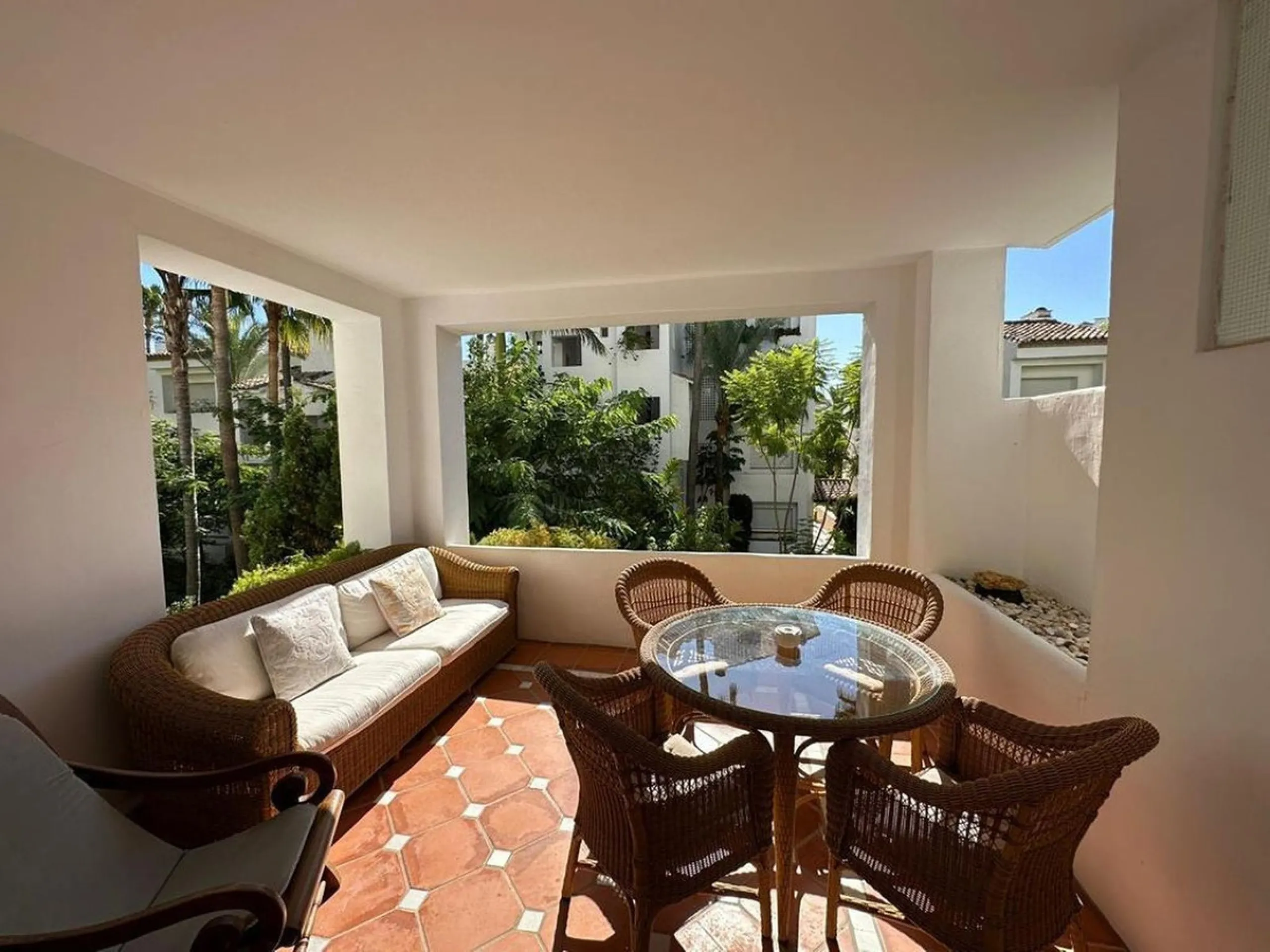 Apartment - Middle Floor Apartment в продаже в Estepona, Málaga. В доме 2 спален и 2 ванных комнат. Площадь дома 85 м²