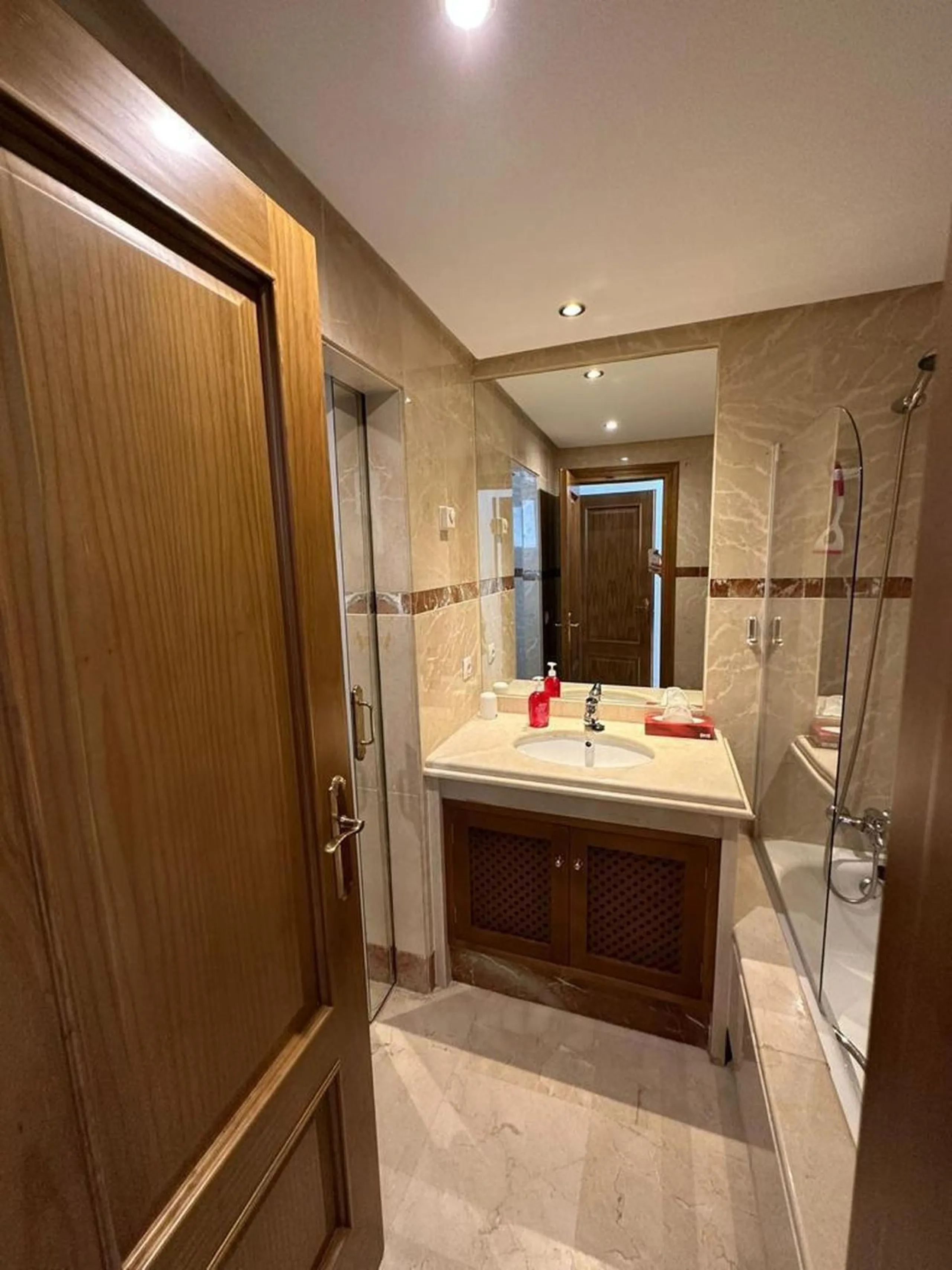 Apartment - Middle Floor Apartment в продаже в Estepona, Málaga. В доме 2 спален и 2 ванных комнат. Площадь дома 85 м²