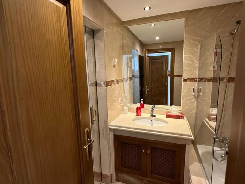 Apartment - Middle Floor Apartment в продаже в Estepona, Málaga. В доме 2 спален и 2 ванных комнат. Площадь дома 85 м²