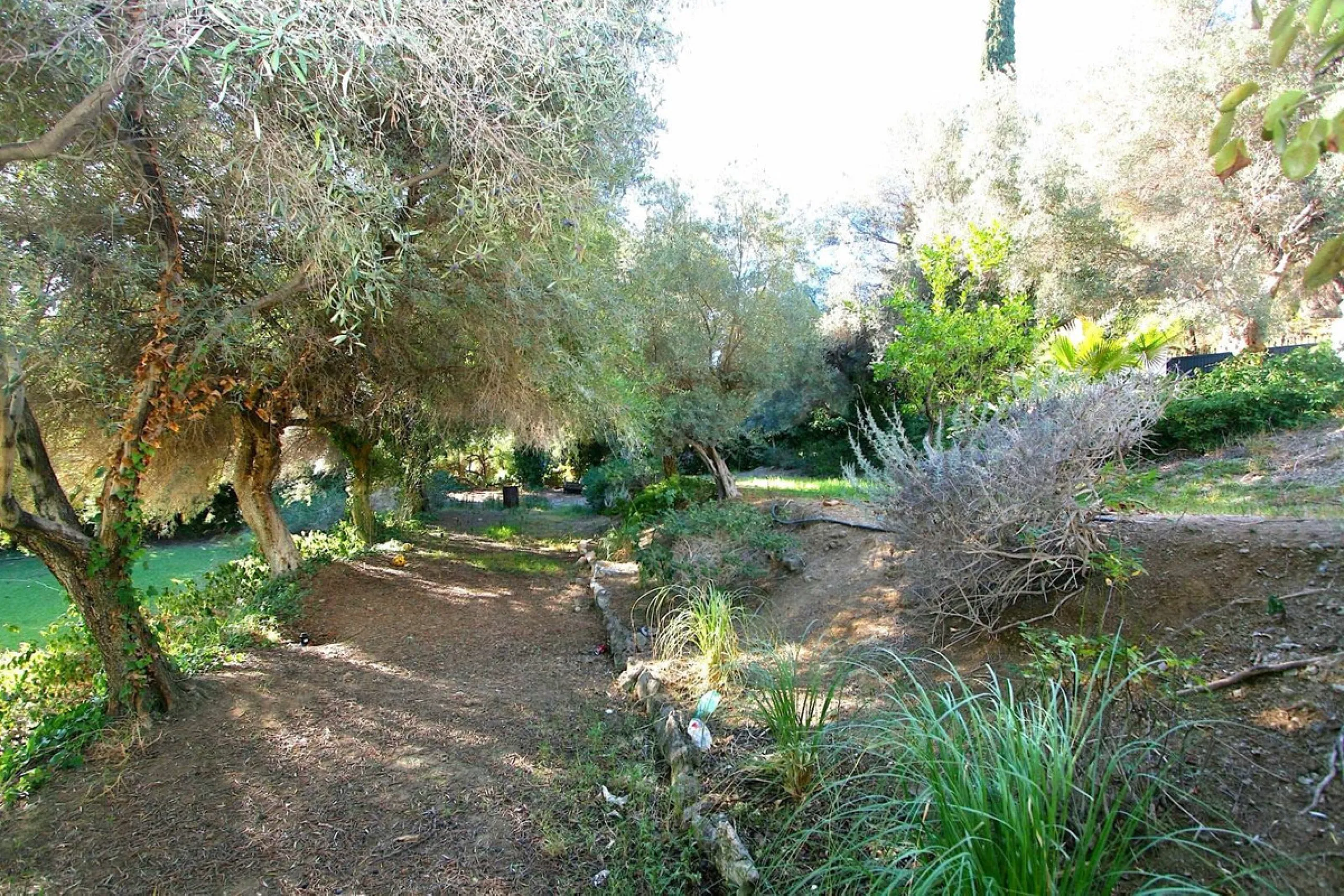Magnificent 2,000 m² building plot located in the charming urbanisation of La Alquería, near Mijas Pueblo. This prime corner plot is partly enclosed with an existing wall and features a private entrance gate, offering both security and convenience.