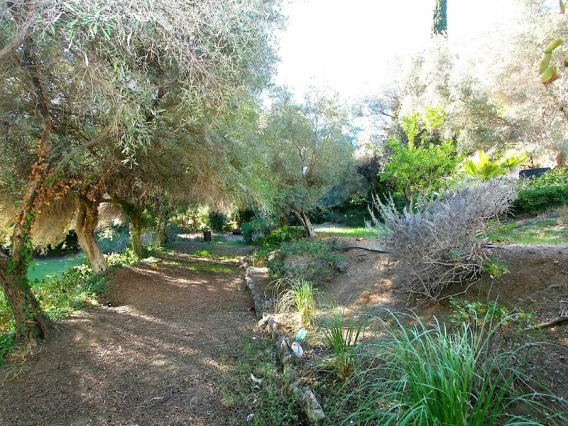 Magnificent 2,000 m² building plot located in the charming urbanisation of La Alquería, near Mijas Pueblo. This prime corner plot is partly enclosed with an existing wall and features a private entrance gate, offering both security and convenience.