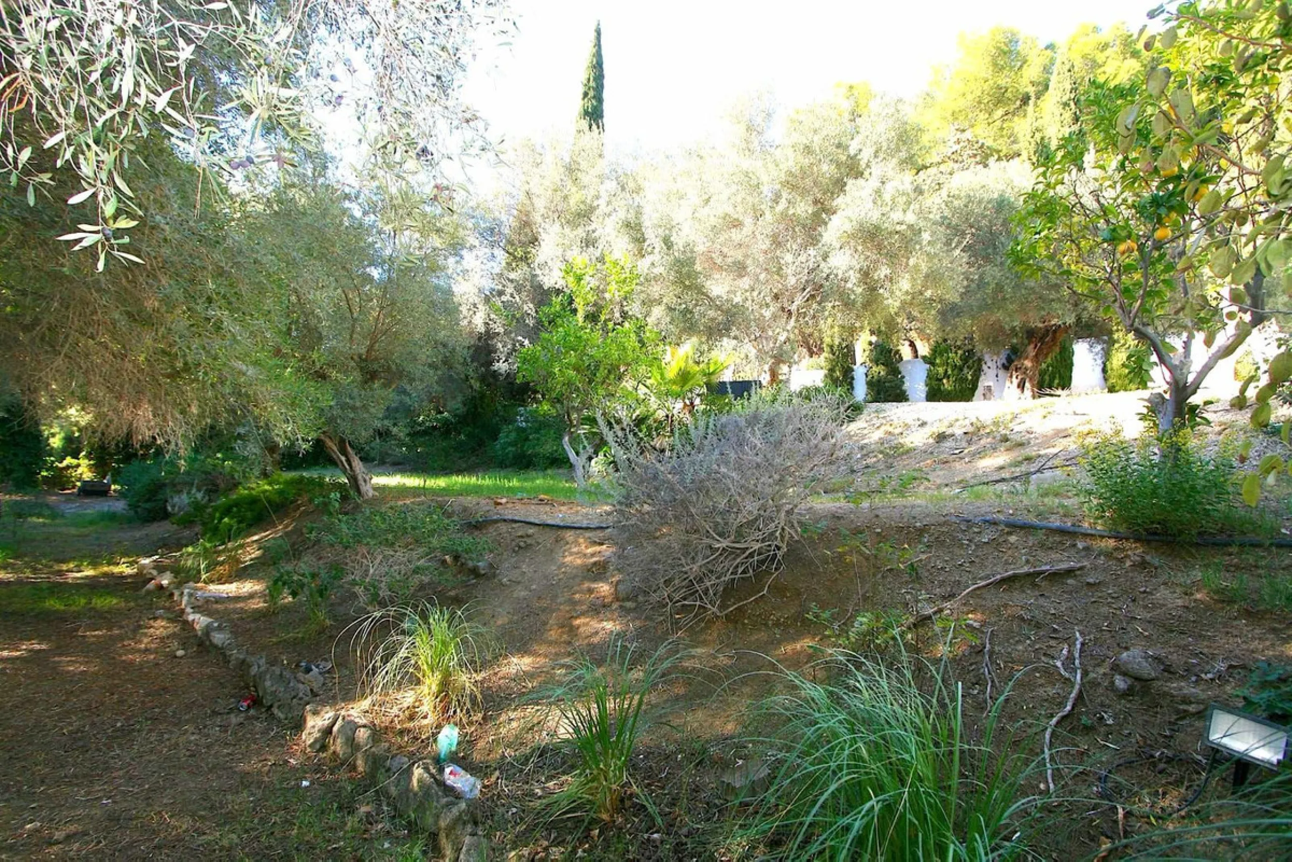 Magnificent 2,000 m² building plot located in the charming urbanisation of La Alquería, near Mijas Pueblo. This prime corner plot is partly enclosed with an existing wall and features a private entrance gate, offering both security and convenience.