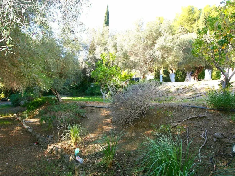 Magnificent 2,000 m² building plot located in the charming urbanisation of La Alquería, near Mijas Pueblo. This prime corner plot is partly enclosed with an existing wall and features a private entrance gate, offering both security and convenience.