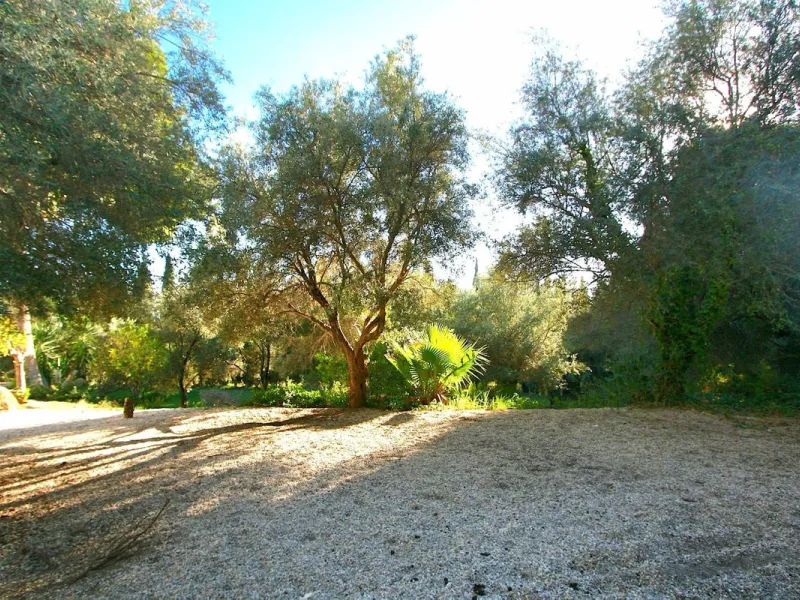 Magnificent 2,000 m² building plot located in the charming urbanisation of La Alquería, near Mijas Pueblo. This prime corner plot is partly enclosed with an existing wall and features a private entrance gate, offering both security and convenience.