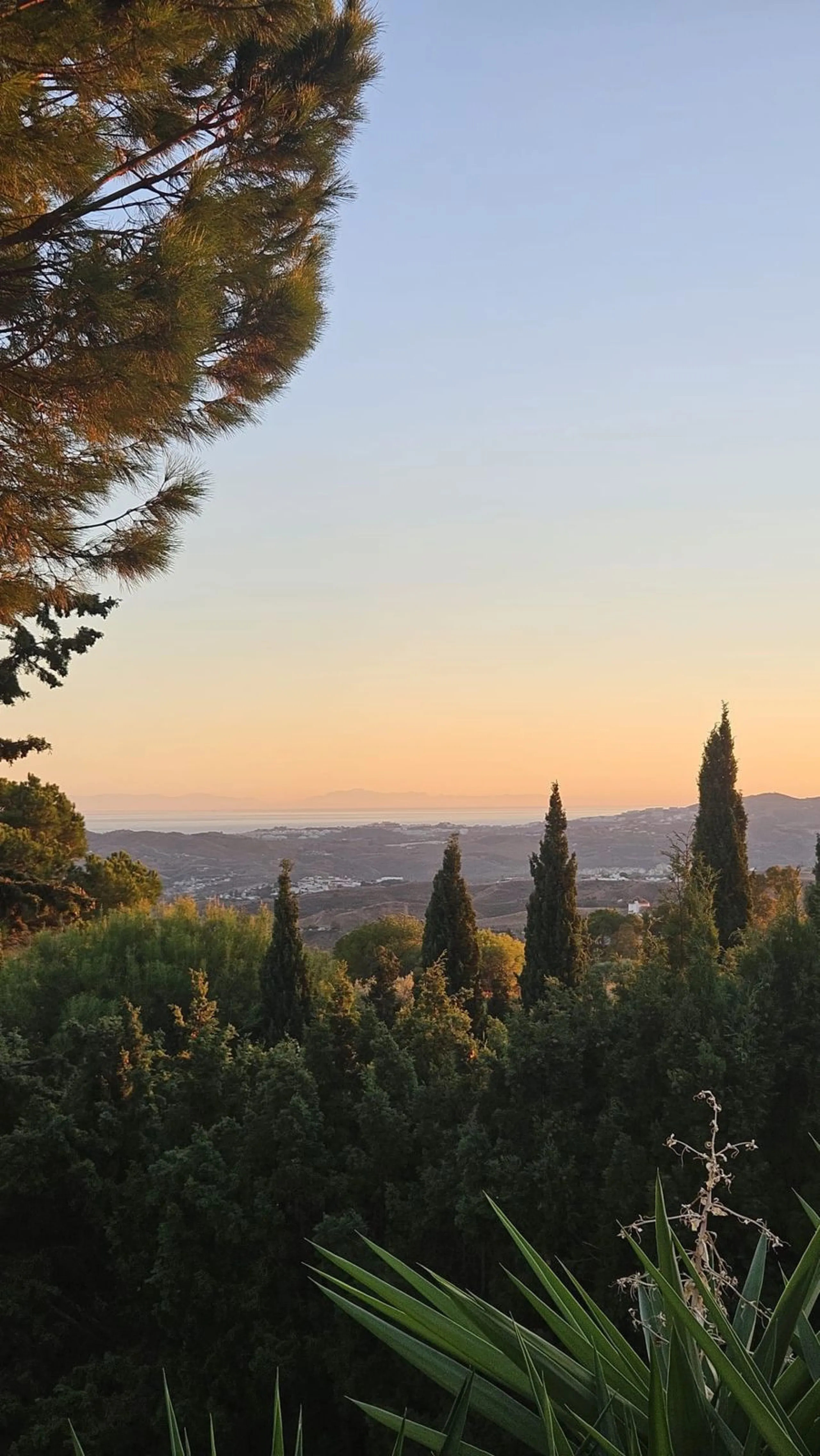 Magnificent 2,000 m² building plot located in the charming urbanisation of La Alquería, near Mijas Pueblo. This prime corner plot is partly enclosed with an existing wall and features a private entrance gate, offering both security and convenience.