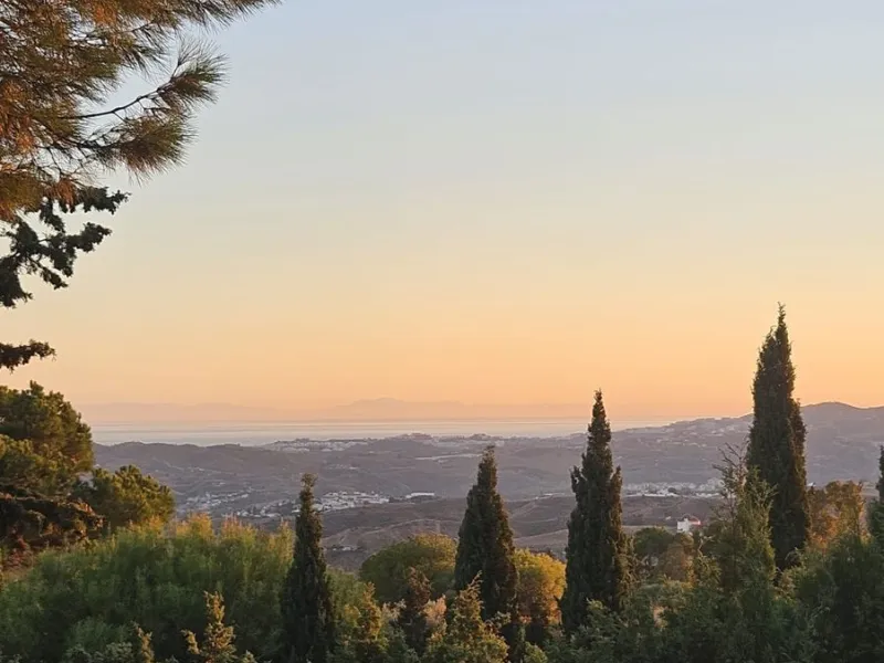 Magnificent 2,000 m² building plot located in the charming urbanisation of La Alquería, near Mijas Pueblo. This prime corner plot is partly enclosed with an existing wall and features a private entrance gate, offering both security and convenience.