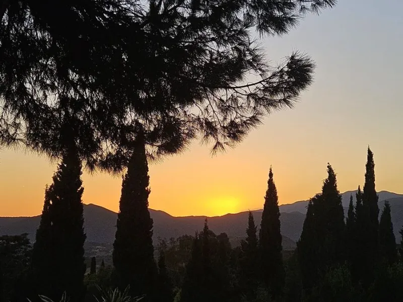 Magnificent 2,000 m² building plot located in the charming urbanisation of La Alquería, near Mijas Pueblo. This prime corner plot is partly enclosed with an existing wall and features a private entrance gate, offering both security and convenience.