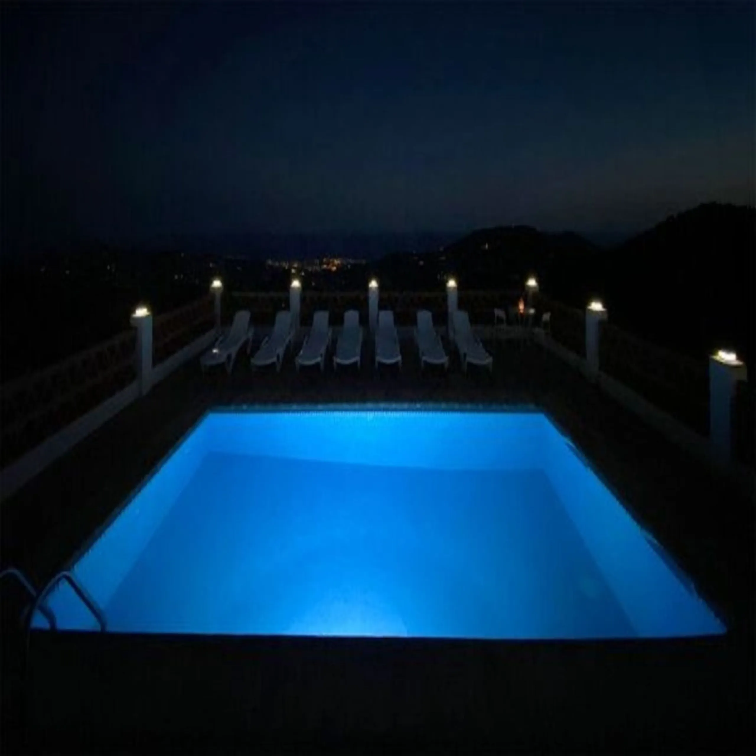 House - Finca - Cortijo в продаже в Torrox, Málaga. В доме 3 спален и 2 ванных комнат. Площадь дома 120 м². Площадь участка 400 м²