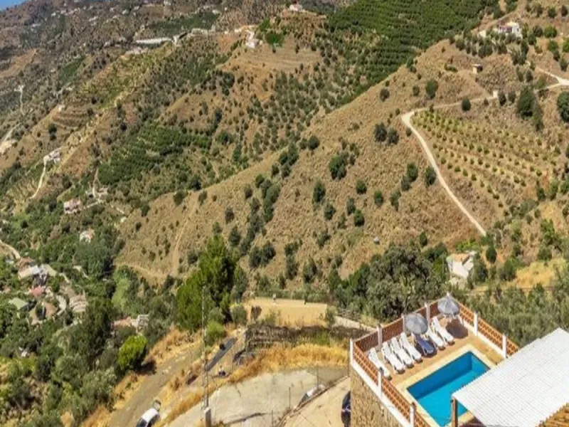 House - Finca - Cortijo в продаже в Torrox, Málaga. В доме 3 спален и 2 ванных комнат. Площадь дома 120 м². Площадь участка 400 м²
