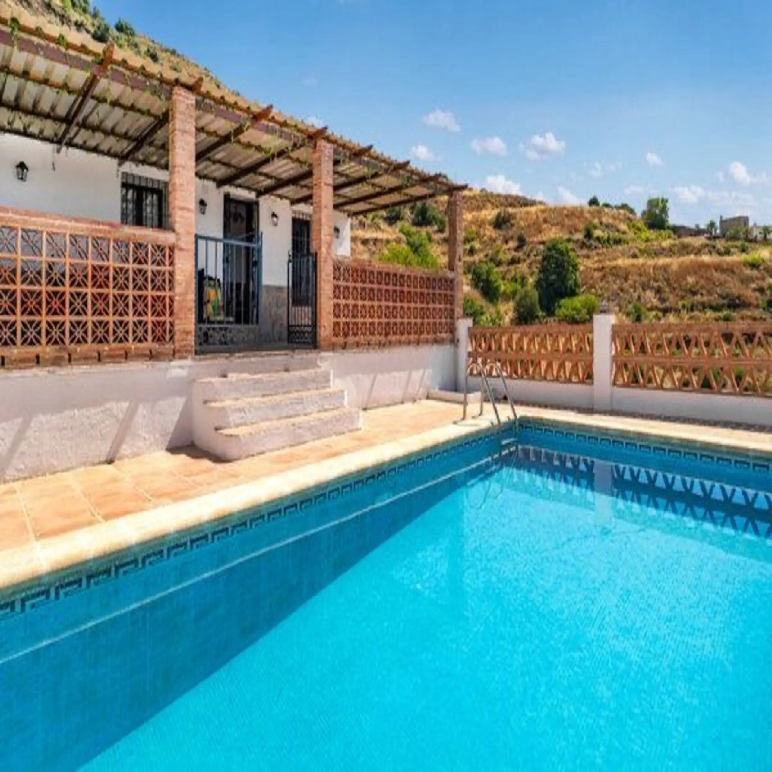 House - Finca - Cortijo в продаже в Torrox, Málaga. В доме 3 спален и 2 ванных комнат. Площадь дома 120 м². Площадь участка 400 м²
