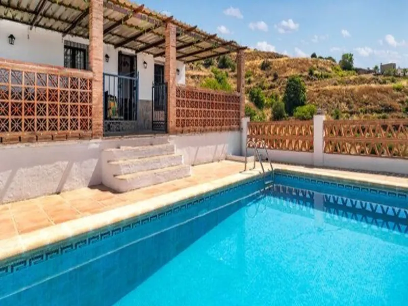 House - Finca - Cortijo в продаже в Torrox, Málaga. В доме 3 спален и 2 ванных комнат. Площадь дома 120 м². Площадь участка 400 м²