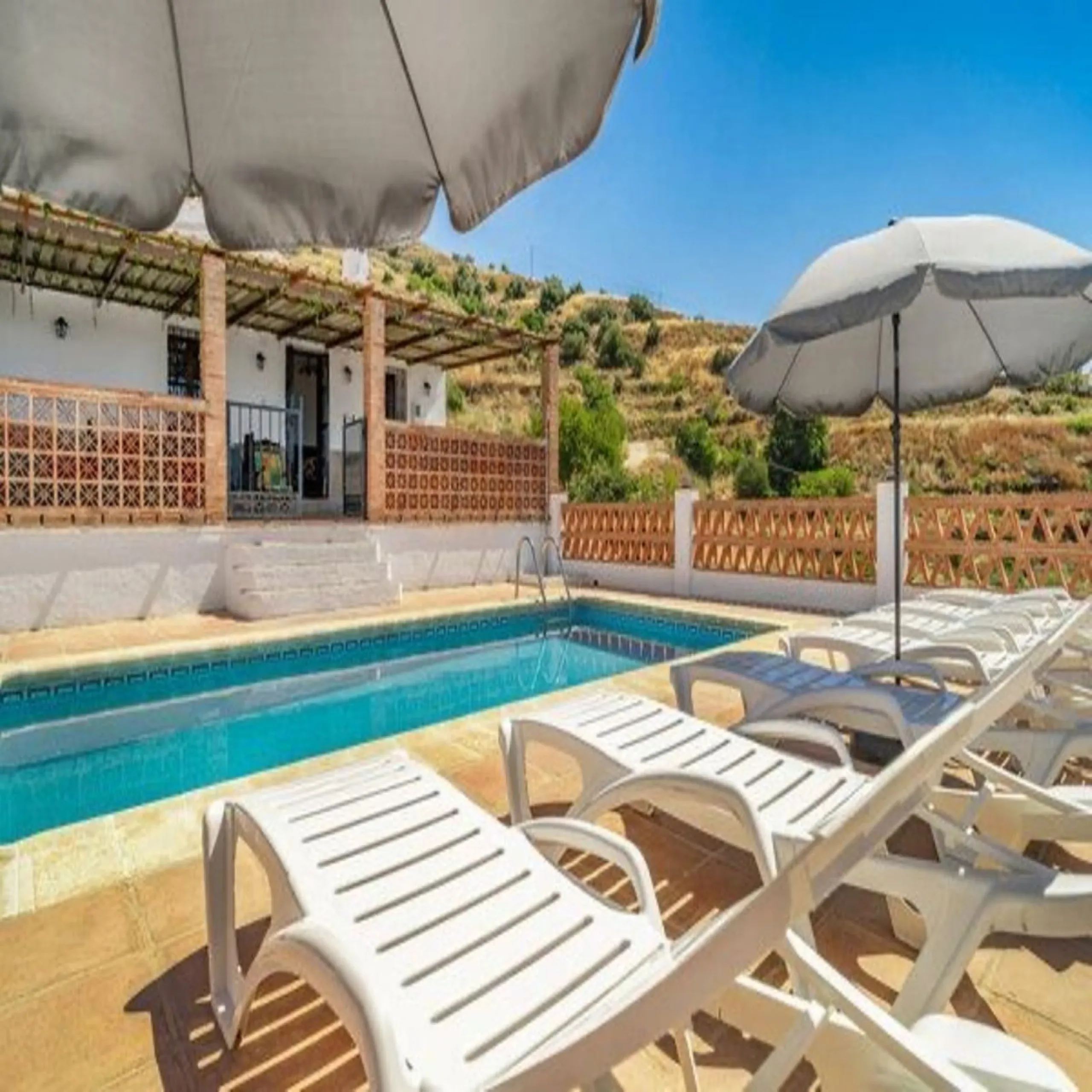 House - Finca - Cortijo в продаже в Torrox, Málaga. В доме 3 спален и 2 ванных комнат. Площадь дома 120 м². Площадь участка 400 м²