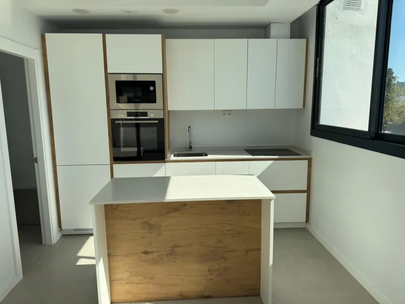 We present this bright and modern 2-bedroom, 2-bathroom apartment, ready to move into. Located in the northern area of Estepona center, just a few meters from the Fairgrounds, this property perfectly combines residential tranquility with the vibrant atmos