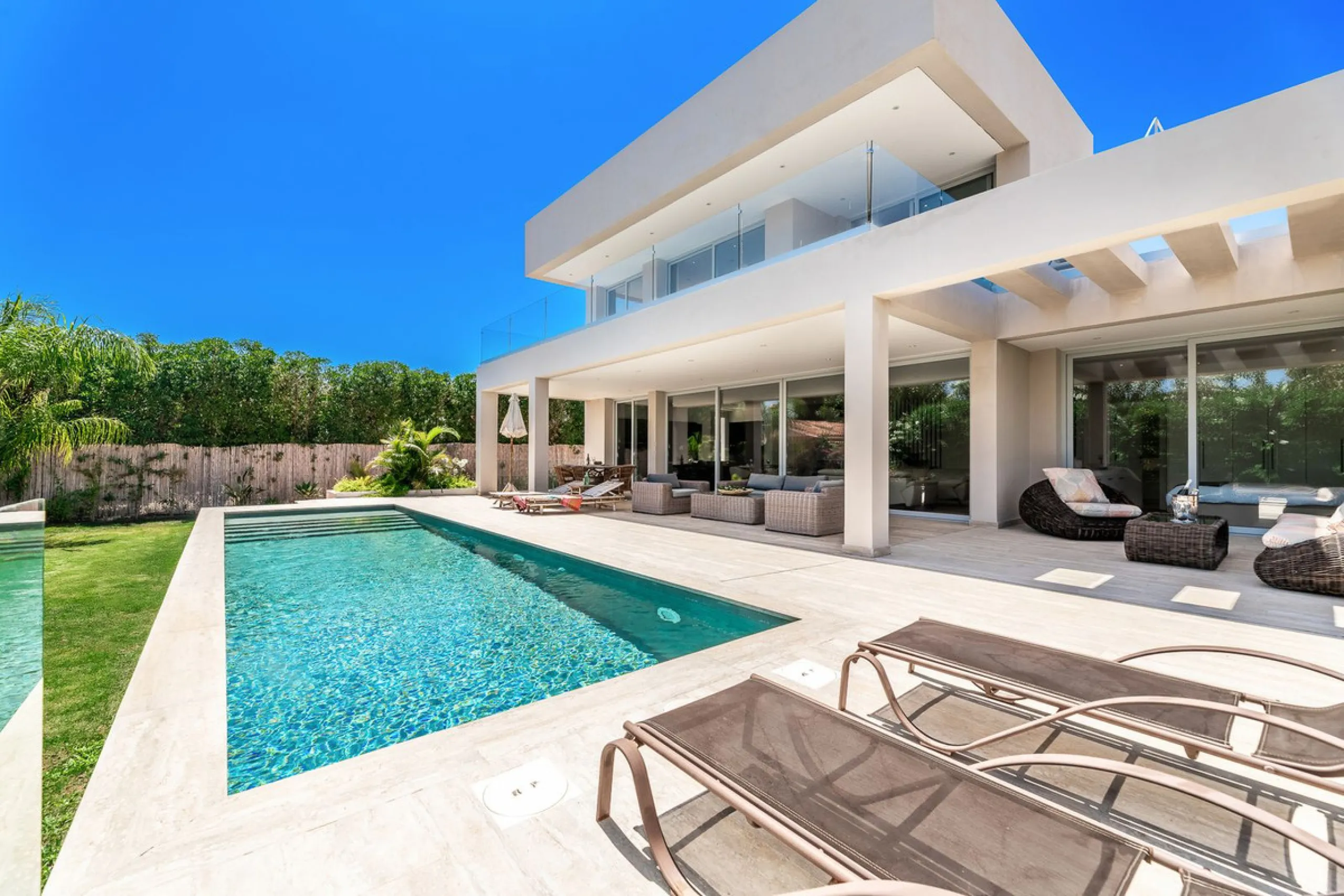 House - Detached Villa в продаже в Marbella, Málaga. В доме 5 спален и 5 ванных комнат. Площадь дома 450 м². Площадь участка 610 м²