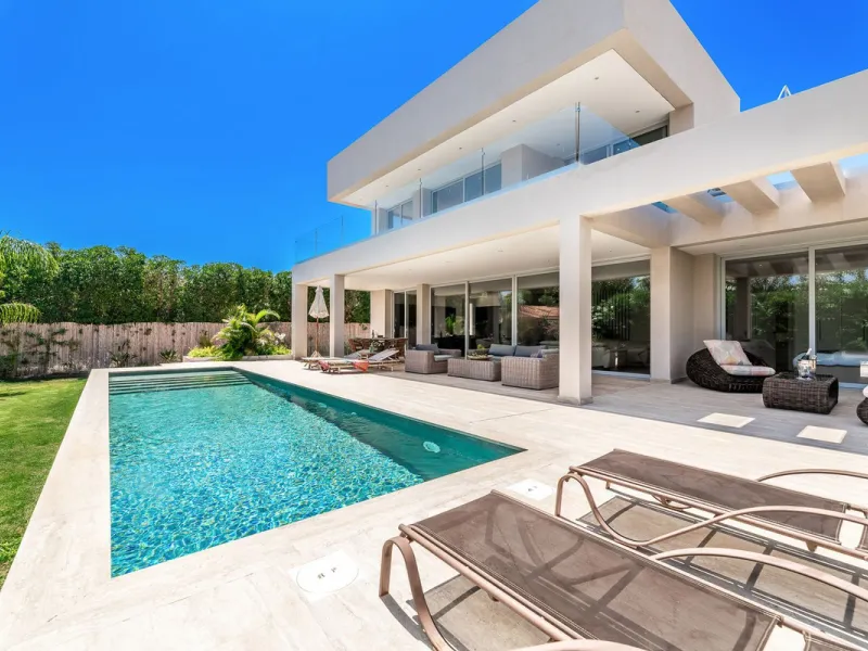 Situated in the coveted San Pedro de Alcántara beachside area in Marbella, this newly built contemporary residence offers an exceptional blend of modern design, privacy, and coastal living. Its south-facing orientation ensures bright interiors throughout 