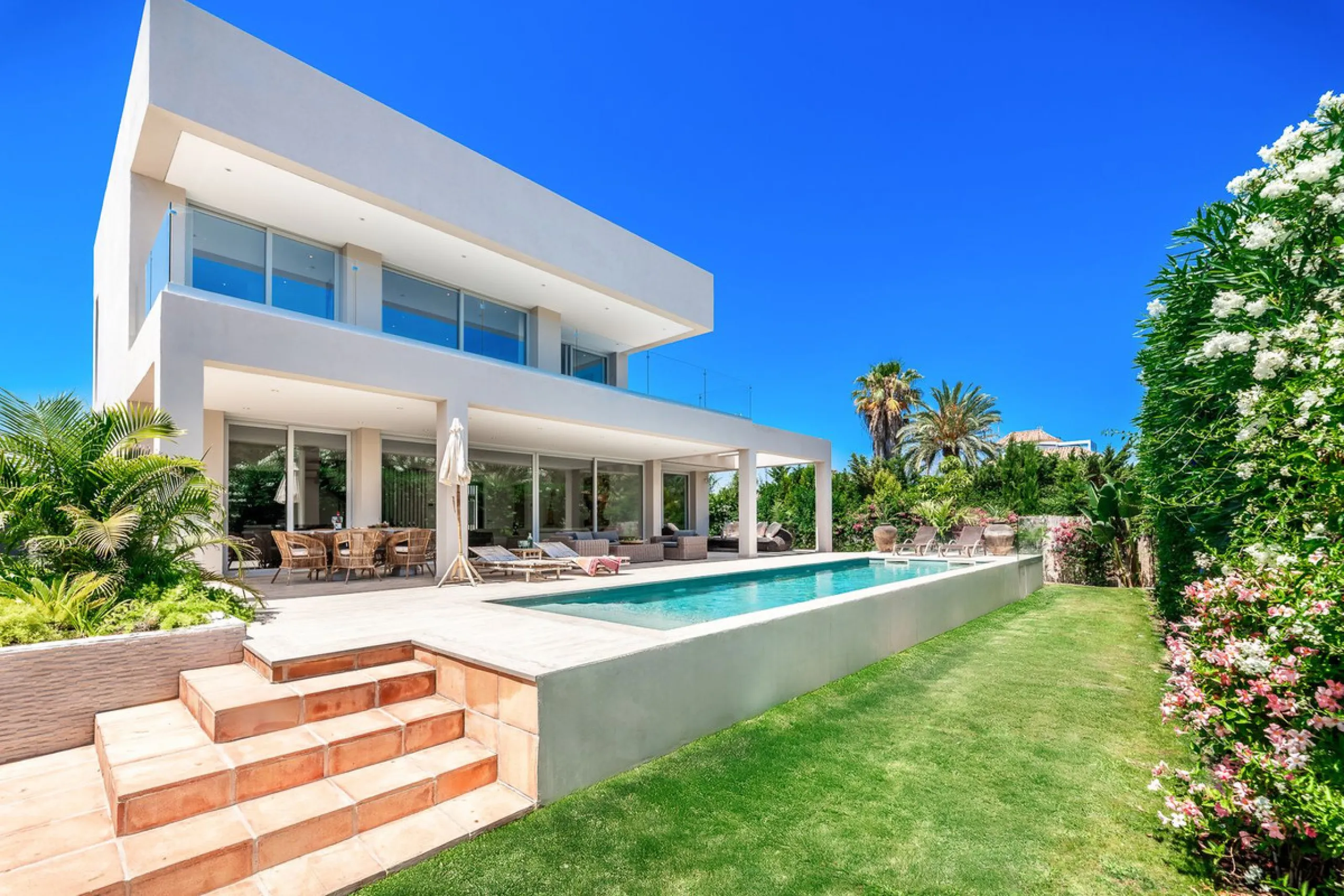 House - Detached Villa в продаже в Marbella, Málaga. В доме 5 спален и 5 ванных комнат. Площадь дома 450 м². Площадь участка 610 м²