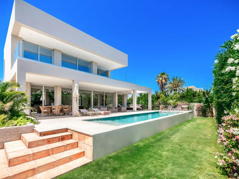 House - Detached Villa в продаже в Marbella, Málaga. В доме 5 спален и 5 ванных комнат. Площадь дома 450 м². Площадь участка 610 м²