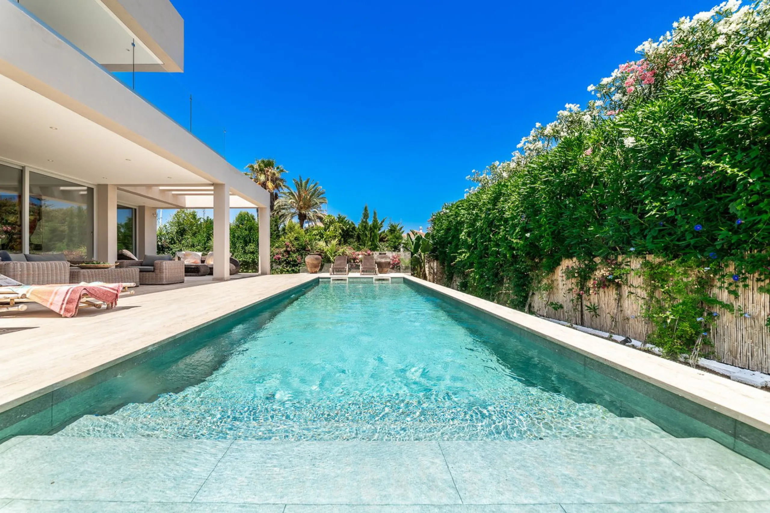 House - Detached Villa в продаже в Marbella, Málaga. В доме 5 спален и 5 ванных комнат. Площадь дома 450 м². Площадь участка 610 м²