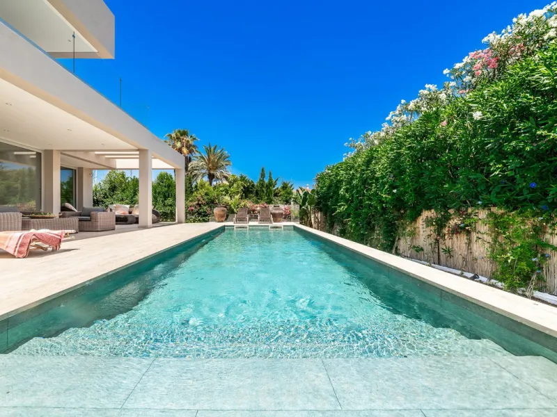 House - Detached Villa в продаже в Marbella, Málaga. В доме 5 спален и 5 ванных комнат. Площадь дома 450 м². Площадь участка 610 м²
