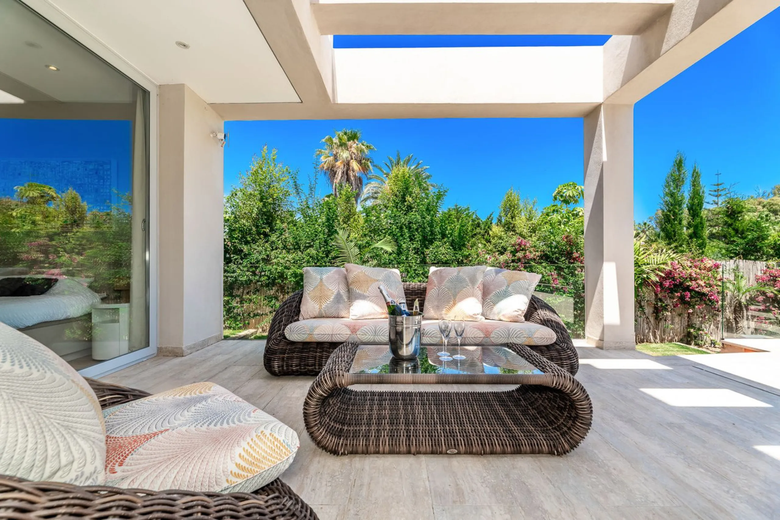 House - Detached Villa в продаже в Marbella, Málaga. В доме 5 спален и 5 ванных комнат. Площадь дома 450 м². Площадь участка 610 м²